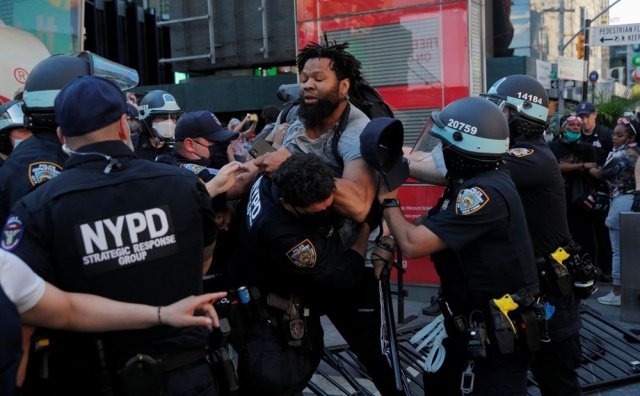 25 KENTTE SOKAĞA ÇIKMA YASAĞI İLAN EDİLDİ
Minneapolis'in ardından ABD'nin büyük kentleri olan Los Angeles, Philadelphia, Atlanta, Detroit'in de aralarında olduğu toplam 25 kentte sokağa çıkma yasağı ilan edildi.