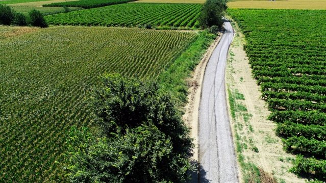 13 Temmuz’da Karaoğlanlı Mahallesi kırsalında çalışmanın startı verilirken,  bugüne kadar 25 km ova yolu asfalta kavuştu. Çalışmalar Hamzabeyli Mahallesi kırsalında devam ediyor. Konuyla ilgili konuşan Şehzadeler Belediye Başkanı Ömer Faruk “ Daha önce sözünü verdiğimiz gibi ova yollarımızda hizmetimizin kalitesini artırıyoruz. Göreve geldiğimiz günden bugüne Şehzadelerimizin ovasında 4 bin 500 km’nin üzerinde malzemeli ve malzemesiz ova yolu bakımı yaptık.