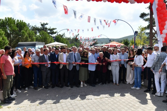Yunusemre Belediyesi, Yuntdağı’ndaki üreticilere destek olmak, kadınlara istihdam sağlamak amacıyla Yuntdağı Ortaköy Mesire Alanı’nda kurduğu Yöresel Ürünler Pazarı açıldı. 110 üreticinin tezgah açtığı pazarın açılışında konuşan Yunusemre Belediye Başkanı Semih Balaban, “Üretici ile tüketiciyi doğrudan buluşturduğumuz için çok mutluyuz” dedi.