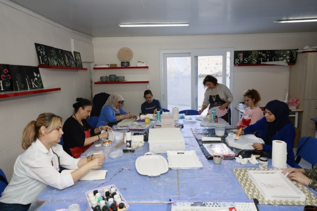 Merkezde hafta içi düzenlenen kurslar, geniş bir yelpazeye hitap ediyor. Kadınlar ahşap boyama, pilates, zumba, dikiş, Kur’an-ı Kerim eğitimi ve okuma yazma kurslarına katılarak hem bireysel becerilerini artırıyor hem de sosyal bir ortamda vakit geçiriyor. Bu kurslar, kadınların el becerilerini ve fiziksel aktivitelerini artırmalarına olanak tanırken, bazı kurslar sayesinde aile bütçelerine de katkı sağlayabiliyor.