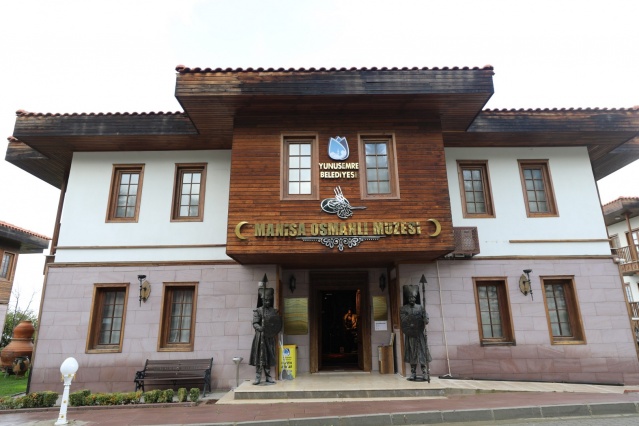 Müzede ayrıca Geleneksel Anadolu Kadın Kıyafetleri Koleksiyonu da yer alıyor. Hafta içi 09.00 ile 17.00 arası açık olan müze, hafta sonları ise 10.00 ile 18.00 arası ziyaret edilebilir. Müzede ayrıca önceden haber verilmesi halinde gruplara yönelik rehberlik hizmeti de verilebiliyor. Manisa Osmanlı Müzesi’ne yönelik incelemelerde bulunan Yunusemre Belediyesi Başkan Yardımcıları Haydar İzci ile Hakan Gürtunca, müzenin halkımıza daha iyi hizmet verebilmesi için eksikliklerin giderilmesi için çalışmalarda bulunacaklarını belirtti.
