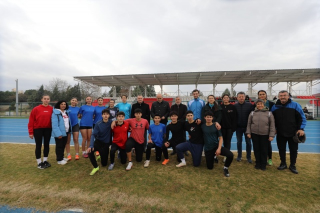 Sporun ve sporcunun destekçisi olmaya devam edeceklerini sözlerine ekleyen Balaban, "Biz sporu futboldan ibaret görmüyoruz. Belediye olarak stratejilerimizi buna göre yapıyoruz. Bu anlamda atletizm çok önemli bir spor. Uçan Manisalı atletimiz Ruhi Sarıalp'i yıllar sonra ilk kez anmak da bizler için ayrı bir onurdur. Emeği geçenlere teşekkür ediyor, katılan tüm sporcularımızı kutluyorum" diye konuştu.