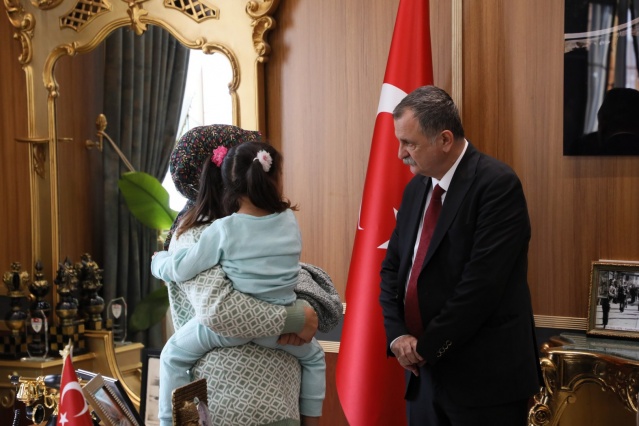 Yunusemre Belediye Başkanı Semih Balaban’ın düzenlediği halk gününe vatandaşın ilgisi yoğun oldu. Ziyaretçileri dinleyen Başkan Balaban, taleplere belediye imkanları çerçevesinde yanıt vermeye çalıştıklarını belirtti.