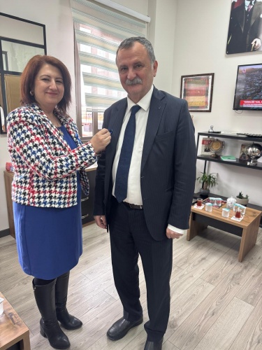 Yunusemre Belediyesi çalışanları, otizme dikkat çekmek amacıyla anlamlı bir etkinliğe imza atarak bayram sonrası ilk mesai gününde mavi kurdelelerle görev yaptı.