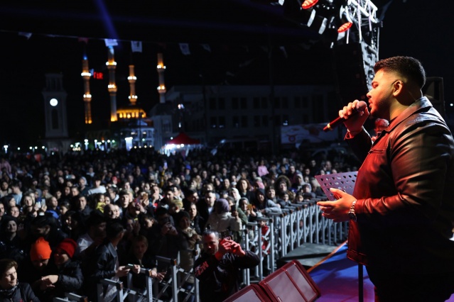 Yunusemre Belediyesi, 8 Nisan Dünya Romanlar Günü kapsamında Roman Gecesi düzenledi.100. Yıl Meydanı’nı dolduran binlerce vatandaş, konser boyunca Roman şarkılarıyla dans ederek doyasıya eğlendi.