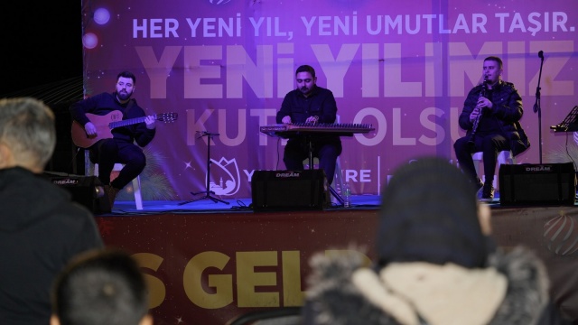 100. Yıl Meydanı'nda sahne alan Grup Levano, dinleyicilerine keyifli anlar yaşattı.