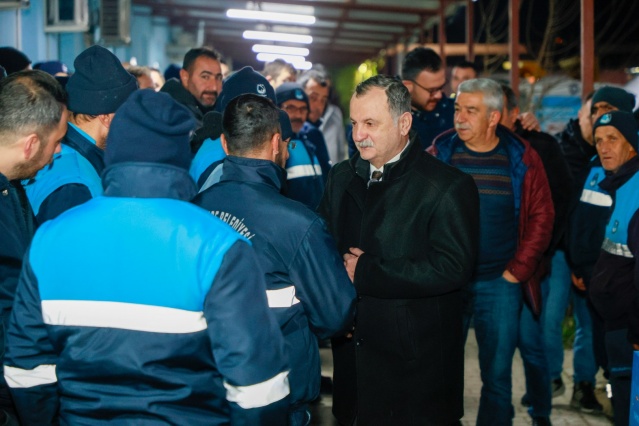 2025 yılında da tüm personelimiz ile birlikte omuz omuza Yunusemre Belediyesi’nin daha iyi hizmet verebilmesi için birlikte çalışmalarımıza devam edeceğiz. 2025 yılında yeni yaratacağımız projelerle ekonomik krizi biraz daha az hissederek, işçi kardeşlerimize de elimizden gelen imkanların en iyisini vermeye çalışacağız. Bu belediye ne kadar güçlü olursa, ne kadar iyi hizmet verirse, topluma o kadar faydamız olur. Tüm personelimize mutlu yıllar diliyorum.