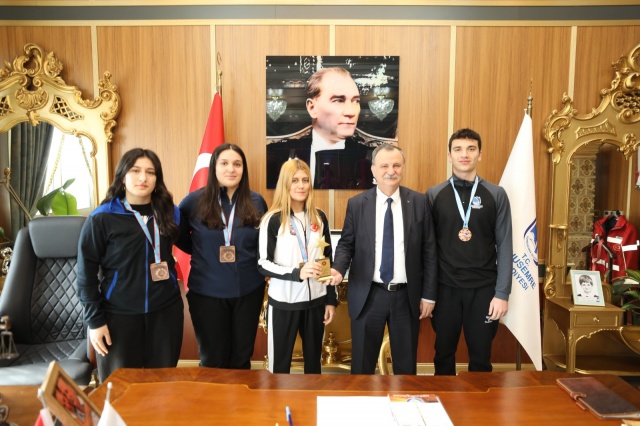 Katıldıkları her alanda Manisa'yı, Yunusemre'yi ve ülkemizi en iyi şekilde temsil eden, sporcu ahlakı ile büyüyen bireyler yetiştirmeyi amaçladıklarını sözlerine ekleyen Balaban, güzel hayallerin peşinden koşan çocuk ve gençlerin imkanlar ölçüsünde destekçisi olmaya devam edeceklerini kaydetti. Ziyarete Belediye Başkan Yardımcısı Hakan Gürtunca ve Yunusemre Belediyespor Başkanı Bülent Kanik de eşlik etti.
