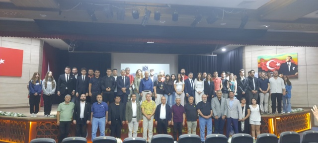 Yunusemre Kent Konseyi şehrin sorunlarının tespiti ve çözümüne yönelik
çalışmalarına hız vererek Gençlik Meclisi’ni oluşturuyor. Yunusemre Kent Konseyi
Gençlik Meclisi üyeleri ilk toplantısını Yunusemre Millet Çarşısı Etkinlik Salonunda
gerçekleştirdi.