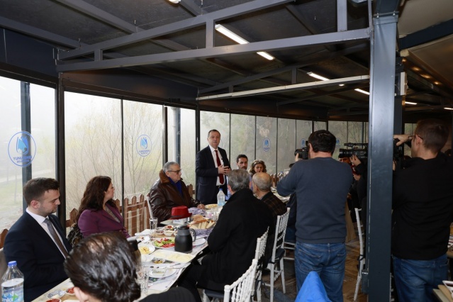 Yunusemre Belediyesi, 10 Ocak Çalışan Gazeteciler Gününde Manisa’da görev yapan basın emekçilerini ağırladı. Mesir Tabiat Parkı Yunuspark Kafe’de Belediye Başkanı Semih Balaban’ın ev sahipliğinde gerçekleştirilen programa Manisa Gazeteciler Cemiyeti Başkanı Önder Aydın ve yönetimi, cemiyetin eski başkanları Ali Filizkan, Ertuğrul Aytaç, Manisa’da görsel, yazılı ve dijital medyada görev yapan basın mensupları ile belediye başkan yardımcıları katıldı.