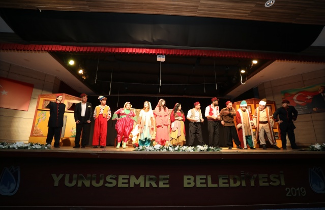 Yunusemre Belediyesi Kent Tiyatrosu'nun sahnelediği 'İki Gözümün İstanbul'u adlı ortaoyunu, izleyicilerden büyük beğeni topladı.