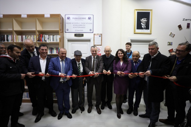 OKUMA ALIŞKANLIĞININ ÖNEMİNE DİKKAT ÇEKTİ 
 
Önceki dönem hizmete kazandırılan kütüphanenin içerisinde oluşturulan aydınlanma evine tüm kitapseverleri davet eden Yunusemre Belediye Başkanı Balaban, okuyan toplumun önemine dikkat çekti. Okuyan insanda eleştiri kültürünün oluştuğuna, doğruyu, yanlışı daha iyi ayırt edebildiğine, ufkunu genişletebildiğine vurgu yapan Başkan Balaban, Yunusemre Belediyesi olarak özellikle çocuk ve gençlere bu alışkanlığı kazandırabilmek için çalışmalar yaptıklarını söyledi. 7’den 70’e herkese hitap eden kütüphaneye yüzlerce yeni kitap ve yayın eklendiğinin altını çizen Başkan Balaban, bu çalışmada emeği geçen herkese teşekkür etti.