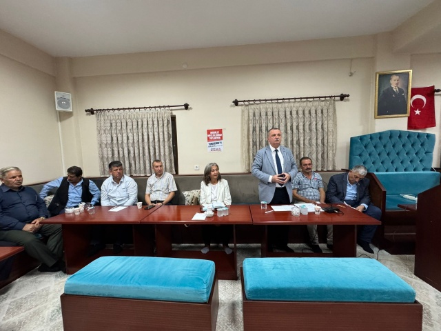 Yunusemre Belediye Başkanı Semih Balaban, Atatürk Mahallesi’nde kurulan Mahalle Meclisi’nin beşinci toplantısına katılarak vatandaşlarını sorun ve taleplerini yerinde dinledi.