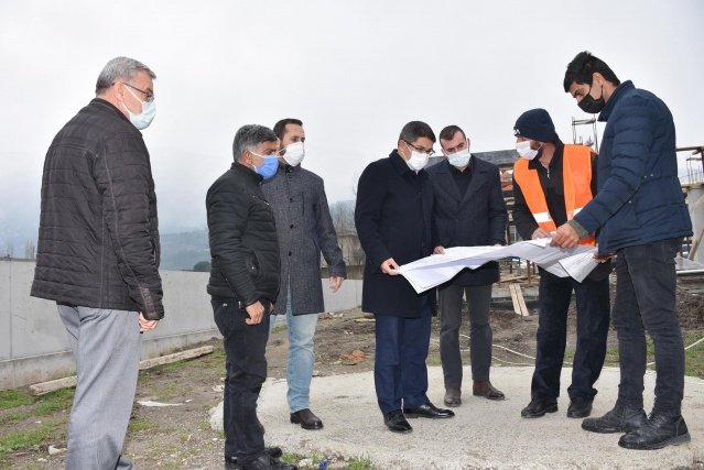 Başkan Çelik Şehzadeler’de ki hizmetleri yerinde inceledi
Şehzadeler Belediye Başkanı Ömer Faruk Çelik, Ahmet Bedevi Mahallesinde yapımı devam eden Amatör Spor Kulüpleri Antrenman sahası inşaatında incelemelerde bulundu. İnşaat ile alakalı teknik ekiplerden bilgi alan Başkan Çelik, çalışmaların tamamlanmasının ardından tesisisin 15 Nisan tarihinde kullanıma açılacağını belirtti.