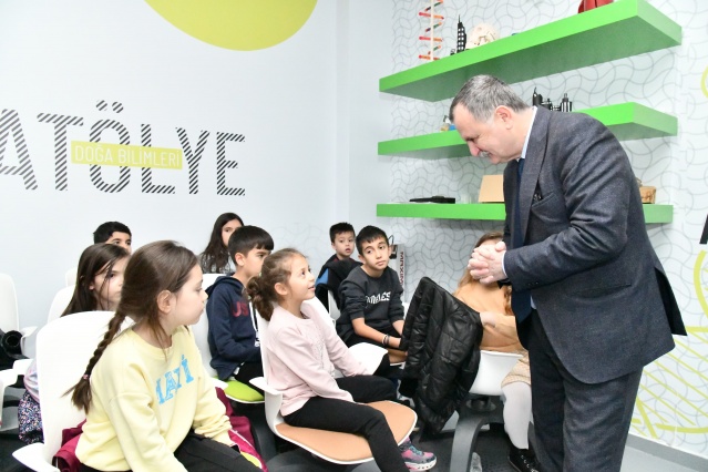 Deney şovlarının ardından kurulan oyun alanlarına giden Başkan Balaban, burada çocukların oynadığı oyunları mutlulukla izledi. Son olarak Bilim Yunusemre'de yarışmalara hazırlanan gençleri ziyaret edip, çalışmaları hakkında bilgi alan Başkan Balaban, gençlere yanlarında olduklarını söyledi.
