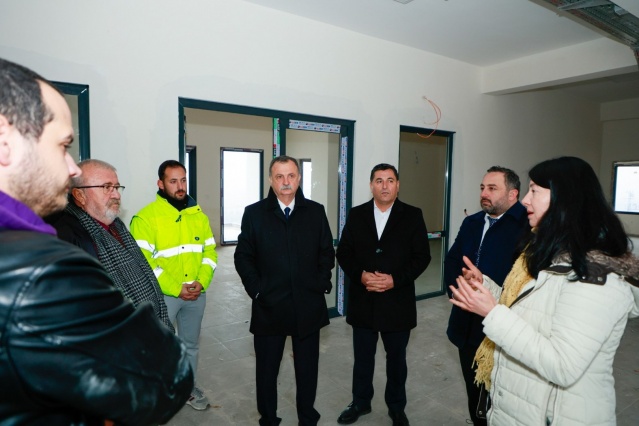 MART AYI İÇERİSİNDE MERKEZİN BİR KISMI AÇILACAK

 

Merkezde yürütülen çalışmalara ilişkin bilgi veren Yunusemre Belediye Başkanı Semih Balaban, “Yunusemre Belediyesi, Şehzadeler Belediyesi ve Manisa Büyükşehir Belediyesi işbirliği ile Hayvan Yaşam Merkezi’nde çalışmalarımız tüm hızıyla devam ediyor. Mart ayının son haftalarında bu yaşam merkezinin en az yüzde 50’si hizmete açacağız. Manisa Büyükşehir Belediyesi ile birlikte kısırlaştırma çalışmalarımızı sürdürüyoruz. Manisa’da yaşanan sokak canlıları sorunu da merkezin hizmete başlaması ile bir nebzede olsa çözüme kavuşmuş olacak” dedi.