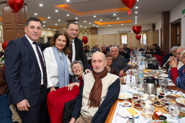 SEVGİ GÜNLERE SIĞMAZ

 

Kahvaltıda konuşan Başkan Balaban, bugünün yalnızca sembolik bir gün olduğuna dikkat çekerek, “Sevgi 14 Şubatlara sığmayan her gün yaşanan bir semboldür bizler için. Sevgiyi o kadar güzel sarmalamışsınız ki 40 yıl su gibi akıp gitmiş. 14 Şubat Sevgililer Gününüz kutlu olsun. Burada sizlerle olmaktan mutluluk duyuyorum. Misafirlerimiz arasında 64 yıldır evli olan bir büyüğüme rastladım. Benim yaşımdan büyük evli olan bu çift beni çok duygulandırdı. Güzel birlikteliğinizi bu kadar uzun süre sürdürdüğünüz için önünüzde saygıyla eğiliyorum” dedi.
