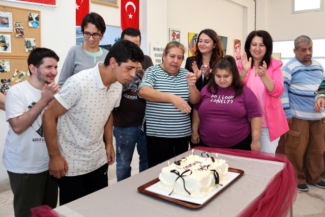 Muradiye Engelsiz Yaşam Merkezi’nde eğitim gören, ekim ayında doğan özel öğrenciler için yaş günü kutlaması düzenlendi. Yunusemre Belediye Başkan Yardımcısı Özge Arslan ve Sağlık İşleri Müdürü Birsen Öcal da özel öğrenciler için düzenlenen etkinliğe katıldı.