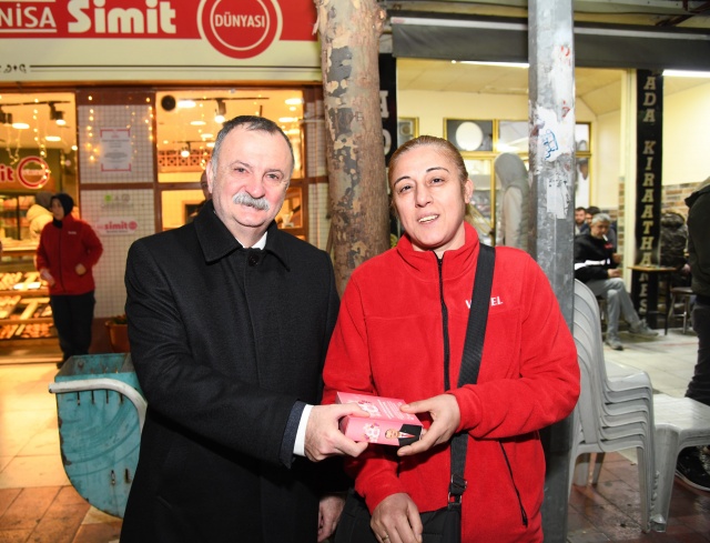 “EMEKÇİ KADINLARIMIZIN YANINDAYIZ”
Kadınların toplumdaki emeklerinin büyük olduğunu vurgulayan Başkan Balaban, yaptığı açıklamada şunları söyledi: "8 Mart Dünya Emekçi Kadınlar Günü'nde emekçi kadın kardeşlerimizi unutmadık. Sabahın erken saatlerinde işçi servisi duraklarında, çeşitli fabrikalarda çalışan emekçi kardeşlerimiz ile bir araya gelerek onların bu anlamlı gününü kutladık. Kadınlarımızın emeği, fedakârlığı ve azmi bizim için çok kıymetli. Onların her zaman yanında olmaya devam edeceğiz.” Başkan Balaban’ı karşılarında gören kadınlar şaşkınlıklarını gizleyemezken; duyarlılığından dolayı da teşekkür etti.