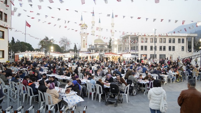 Aynı zamanda 8 Mart Dünya Emekçi Kadınlar Günü dolayısıyla iftara katılan kadınların gününü kutlayarak, kadınların toplumdaki değerine vurgu yaptı. Program, Ramazan ayının ruhuna uygun etkinliklerle renklendi. İftar öncesinde tasavvuf müziği dinletisi sunulurken, semazen gösterisi ise vatandaşlara huzur dolu anlar yaşattı. Programda sirk ve kukla gösterisiyle çocuklar da unutulmadı. Edilen duaların ardından oruçlarını açan vatandaşlar, yemek sonrası 100. Yıl Meydanı’nda kurulan çarşıyı gezerek alışveriş yapma fırsatı buldu. Vatandaşlara seslenen Yunusemre Belediye Başkan Yardımcısı Hakan Gürtunca, Ramazan ayının en güzel şekilde yaşanması için belediye olarak yoğun bir şekilde çalıştıklarını belirtti.