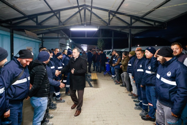 Her zaman personelimizle olmaktan onur duyuyorum” diye konuştu. Yunusemre Belediye Başkanı Balaban daha sonra belediye hizmet binası, Yunus Emre Millet Çarşısı, Muradiye Ek Hizmet binasında çalışan personelleri de tek tek ziyaret ederek iyi yıllar diledi.