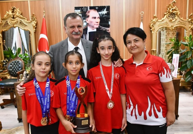 . Ferdi branş resmi yerel turnuvaları ile yerel özel turnuvaları bu tabloya dahil etmedik. Sporcularımız, katıldıkları müsabakalarda şehrimizi ve ülkemizi gururla temsil ederken, uluslararası arenada İstiklal Marşımızı dinletti. Ayrıca yaz spor okulumuz dolu dolu geçti. 14 branşta 3 binin üzerinde çocuk ve gencimizi sporla buluşturduk. Yine Yuntdağı'nda ilk kez yaz spor okulu kursları açtık. 2024 yılı gurur yılımız oldu" dedi.