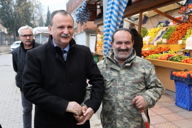 Göreve geldiği günden bu yana vatandaşla bir araya gelmeye özen gösteren Yunusemre Belediye Başkanı Semih Balaban’ın esnaf ziyaretleri devam ediyor. Ziyaretlerine Barbaros Mahallesi’nde hizmet veren işyerleri ile devam eden Belediye Başkanı Balaban, mahalle muhtarı Siyami Alak ile beraber esnaf ve vatandaşlarla çay içerek sohbet etti. Başkan Balaban’ı karşısında gören Barbaroslular sadece seçim zamanı hatırlanmadıklarını görmenin güzel olduğu belirtip, mahalleyle ilgili sorunlarını aktardı.