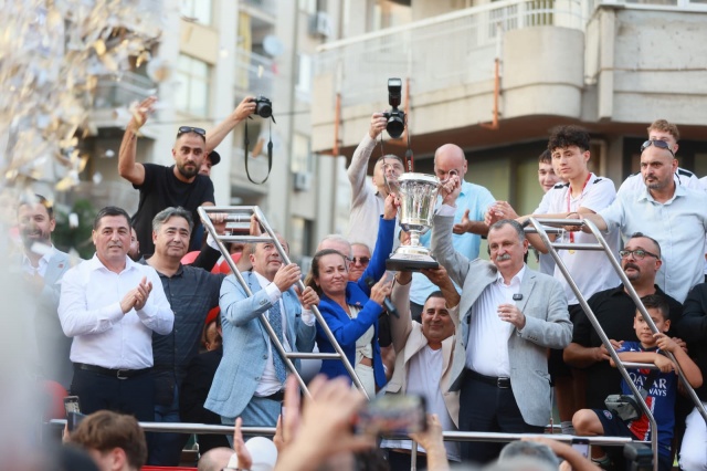 U17 Futbol Takımı Teknik Direktörü Birol Yiğit ve Takım Kaptanı Abdullah Karacan da mutlu olduklarını belirterek hedeflere inanarak ve çalışarak ulaştıklarını kaydetti. Yunusemre Belediyespor Kulüp Başkanı Bülent Kanik ise gençlerin geleceğinin parlak olduğunun altını çizerek, "Bu çocuklar her şeyi hak ediyor. Onların her zaman yanındayız. Bizlere destek olan Yunusemre Belediye Başkanımız Semih Balaban'a ve emeği geçen herkese teşekkür ediyoruz" diye konuştu. Yunusemre Belediye Başkan Yardımcısı Hakan Gürtunca da zoru başardıklarını kaydederek, "Hep birlikte bir şehrin hayalini gerçekleştirdik. İnandık, yılmadık, çalıştık ve başardık" dedi. Son olarak söz alan Cumhuriyet Halk Partisi İl Başkanı İlksen Özalper de başarıda emeği geçenlere teşekkür ederek Ferdi Zeyrek'in anılarını yaşatmaya devam edeceklerini söyledi. Özalper konuşmasında şu ifadelere yer verdi: "31 Mart'ta tüm Manisa olarak bir hayal kurmuştuk ve o hayale adım adım yaklaşıyoruz. Ancak biraz eksiğiz, biraz yalnızız, biraz buruğuz, gözlerimiz dolu dolu. Ferdi Başkanı hepimiz çok özlüyoruz. Onun hayalindeki Manisa için tüm ilçe başkanlarımızla, belediye başkanlarımızla, sporcularımızla, sanatçılarımızla mücadeleye devam edeceğiz. Ferdi Başkan 'Benim güzel Manisa'm' derdi. Manisa'nın güzel insanlarına ve emeği geçen herkese teşekkür ediyorum. Bu kupa 'Keşke yanımızda olsaydı' dediğimiz Ferdi Başkanımıza armağan olsun." Konuşmaların ardından şehir turu Malta ve Laleli güzergahından devam edip Yunusemre Belediyesi'nde son buldu.