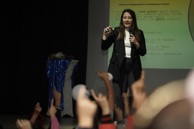Manisalı çocuklar, Yunusemre Belediyesi’nin katkılarıyla Dünya Çocuk Hakları Günü’nde hem haklarını öğrendi hem de gönüllerince eğlendi. Etkinlik, çocukların haklarını öğrenerek bilinçlenmelerine ve aynı zamanda eğlenmelerine olanak sağladı.