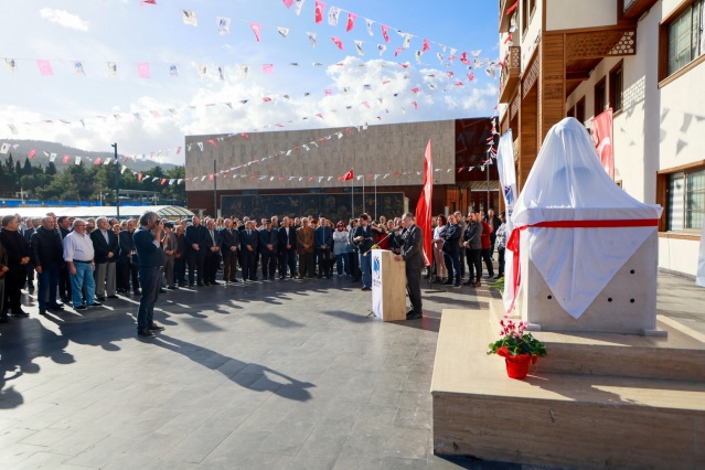Yunusemre Belediye Başkanı Semih Balaban öğretmeni Heykeltıraş Cengiz Sevener’in yaparak kendisine armağan ettiği Ünlü Türk Düşünürü Yunus Emre’nin büstünü 100. Yıl Meydanı’na yerleştirildi. Yunusemre Belediyesi’ne anlamlı bir hediye veren Sevener’e teşekkür eden Başkan Balaban, “Bu büst iki öğretmenimin bize ilçe halkına hediyesidir” dedi.