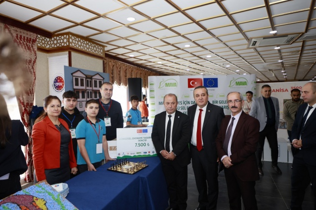 ÖDÜLLER SAHİPLERİNİ BULDU 

Konuşmanın ardından gerçekleştirilen ödül töreninde yarışmada dereceye giren öğrencilere ödülleri protokol üyeleri tarafından verildi. Projede 1. Ümeyir Durmaz 2. Ahmet Karapınar 3. İlayda Yorgancıoğlu olurken mansiyon ödüllerinde 1. Elvan Oğul, 2. Senanur Yılmaz, 3. ise Cevriyenur Aybet oldu.
