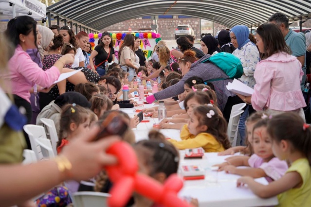 Yunusemre Belediyesi, 11 Ekim Kız Çocukları Günü dolayısıyla 100. Yıl Meydanı'nda anneler ve kızlarını konuk etti. Çocuklara yönelik atölyelerin ve çeşitli sürpriz etkinlerin olduğu programa Yunusemre Belediye Başkanı Semih Balaban, Eşi Serap Balaban, Belediye Başkan Yardımcıları ve ilgili birim müdürleri katıldı.