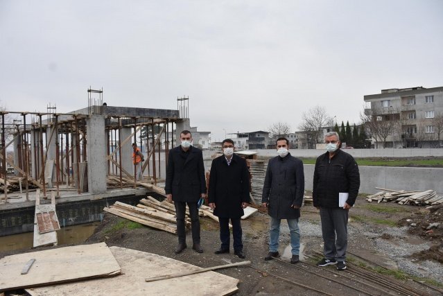Şehzadeler Belediyesi olarak, Pandemi nedeni ile uygulanan sokağa çıkma kısıtlamalarında da çalışmalarını büyük bir hızla sürdürdüklerini ifade eden Şehzadeler Belediye Başkanı Ömer Faruk Çelik “Şehrimizde kar yağışının beklendiği bir günde ilgili müdürlerimiz ile birlikte sahadayız. Belediyemizin çalışmalarını yerinde inceliyoruz. Manisamızın amatör sporuna kazandıracağımız Amatör Spor Kulüpleri Antrenman sahasının inşaat alanında çalışmalarda gelinen son durumu inceledik. Rabbimin izniyle her hangi bir aksilik olmazsa bu projemizi 15 Nisan tarihine kadar tamamlayıp hizmete açmayı planlıyoruz. Açıldıktan sonra da işletmesi belediyemizce yapılacaktır. Başta bu Mahallenin spor kulübü olan Nurlupınar Futbol kulübü olmak üzere Şehzadelerimizde ki tüm amatör takımlar bu sahada antrenmanlarını yapabilecekler. Şehzadeler Belediyesi olarak amatör kulüplerimize bu şekilde ciddi bir katkıda bulunmuş olacağız” diyen Başkan Çelik, tesisin 15 Nisan tarihine kadar tamamlayıp açılışını gerçekleştirmeyi planladıklarını sözlerine ekledi.
