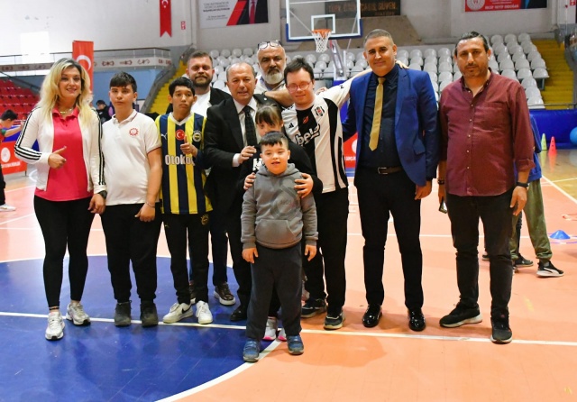 Yunusemre Belediyesi, Yunusemre Belediyespor ve Paralimpik Sporcuları Destekleme Derneği'nin iş birliğiyle özel bireylere yönelik sportif yetenek taraması yapıldı. Atatürk Spor Salonu'nda tüm engel gruplarından toplam 65 çocuk ve gencin katıldığı taramada özel bireylerin fiziksel ve sportif yatkınlıkları belirlendi. Keyifli ve heyecanlı anlar yaşayan çocuklar; koşu, denge, yön belirleme, kuvvet, sıçrama, atlama, top sürme gibi testlerle yeteneklerini keşfetti. Etkinliğe katılan Yunusemre Belediye Başkan Yardımcısı Hakan Gürtunca yaptığı konuşmada, sporun rehabilitasyona yönelik özelliğine vurgu yaparken, çocukların fiziksel ve zihinsel gelişimlerine katkı sağlamak için desteğe hazır olduklarını söyledi.