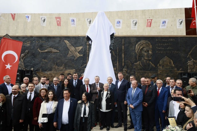 ‘ATATÜRK’ÜN YOLUNDAN GİTMEYE ANT İÇMİŞ İNSANLARIZ’ 

Pala açılışta yaptığı konuşmada, “Uzun yıllardır bu kentte Atatürk heykeli, büstü açılışına hasret kalmıştık. Anıt Atatürk’ün 10 Ekim 1925’te Manisa’ya ziyaretinde giydiği kıyafetten esinlenerek yapılmıştır. Bizler Atatürk’ün yolundan gitmeye ant içmiş insanlarız. Atatürk’ün yolu bilimin aydınlattığı çağdaş uygarlık yoludur. Bir takım insanlar para harcanmasını gerekçe göstererek ‘işte bunlar anıt yapıyor’ diyeceklerdir. Onların amacı harcanan para değil; Atatürk’e karşı görüşlerini açıklamaktır. Biz Atatürk’ün askerleriyiz demeye, diyenleri korumaya devam edeceğiz. Manisa’ya bu anıtı kazandırmaktan çok mutluyum ” diye konuştu. , CHP Yunusemre İlçe Başkanı Mehmet Arslan, CHP İl Başkan Yardımcısı Sercan Bozyaka da konuşma yaparak çalışmada emeği geçenlere teşekkür etti.