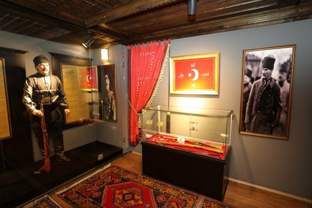 Şehrimizin kültürel değerlerini yansıtmak, korumak ve kültürel dokunun gelecek nesillere aktarılmasını sağlamak amacıyla Yunus Emre Kültür Park’ta kurulan Manisa Osmanlı Müzesi, içinde bulunan 6 adet salon ile 2 koridorda bulunan yüzlerce eserle ziyaretçilerini bekliyor