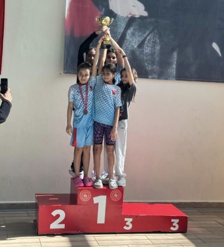 Yunusemre Belediyespor'un yüzücüleri, Okul Sporları Küçükler Yüzme İl Birinciliği'nde toplam 33 madalya ve 2 şampiyonluk kupası kazanarak göz doldurdu.