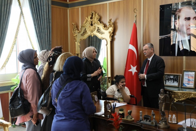 Sorunların büyük bir kısmı bizimle alakalı değil. Ancak bizle alakalı olmayan sorunlara da ilgili kurumlarla irtibata geçerek çözüm bulmaya çalışıyoruz. Vatandaşımız çoğunlukla yaşanan ekonomik sıkıntılar dolayısıyla yardım ya da iş talep ediyor. Maalesef belediyemizin imkanları da sınırlı.