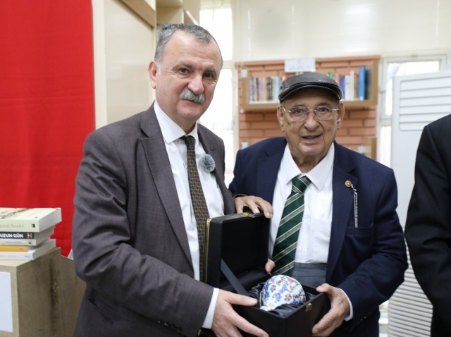 Kültür ve sanata desteğini sürdüren Yunusemre Belediyesi, Kaynak Mahallesi’nde bulunan Uğur Mumcu Kütüphanesi içerisinde Rasime Şeyhoğlu-Yusuf Atılgan Aydınlanma Evi oluşturdu. Okuyucularını bekleyen aydınlanma evinin açılışı törenle yapıldı. Yunusemre Belediye Başkanı Semih Balaban’ın ev sahipliğini yaptığı açılışa CHP eski milletvekillerinden ünlü yazar Kemal Anadol ile gazeteci-yazar Recai Şeyhoğlu, Belediye Başkan Yardımcıları, birim müdürleri, mahalle muhtarları katıldı.