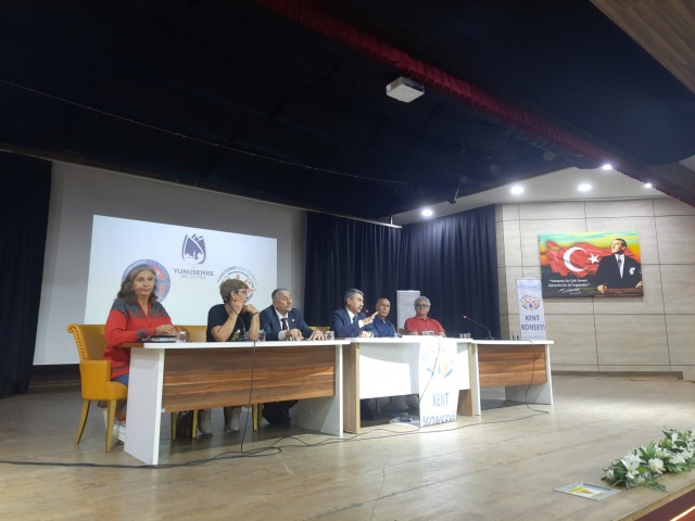 Kılınç konuya ilişkin
yaptığı açıklamada, “Demokrasinin önemli unsurlarından biri de halkın yönetime
katılımının sağlanmasıdır. Ülkemizde uzun yıllar boyunca atıl kalan kent konseyleri
aslında halkın yönetime katılımının ana aracıdır. Ülkemizin aydınlık geleceği olan
gençlerin de ilçemizin yönetimine katılımı bizim için çok önemli.