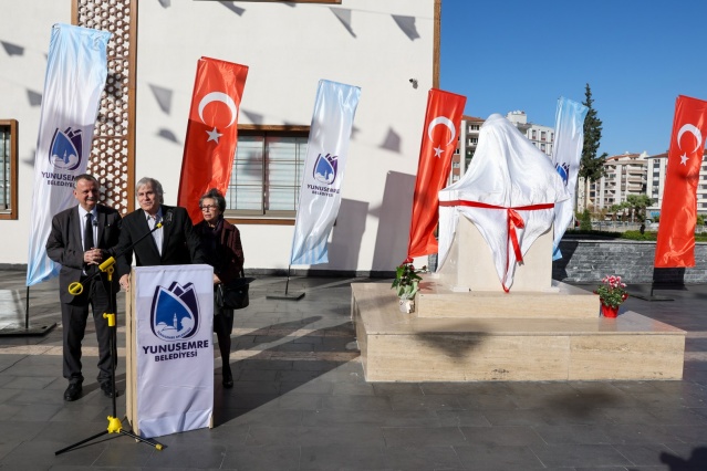 Manisa’da uzun yıllar sanat öğretmenliği yapan Heykeltıraş Cengiz Sevener mermerden yaptığı Ünlü Türk Düşünürü Yunus Emre’nin büstünü öğrencisi Yunusemre Belediye Başkanı Semih Balaban’a hediye etti. Başkan Balaban da kendisine armağan edilen büstü 100. Yıl Meydanı’nda konuşlandırdı. Büstün açılışı törenle yapılırken; açılışa Yunusemre Belediye Başkanı Semih Balaban, Heykeltıraş Cengiz Sevener, Eşi Emekli Öğretmen Meral Sevener, Belediye Başkan Yardımcıları, belediye meclis üyeleri, CHP il ve ilçe başkanlığı yöneticileri, sivil toplum kuruluşu temsilcileri ile belediye personeli katıldı. Hediyenin kendisi için çok önemli olduğunu dile getiren Başkan Balaban, kendisine böylesine değerli bir armağan veren öğretmenlerine teşekkür etti.
‘BU ESER İKİ ÖĞRETMENİMİN İLÇE HALKINA HEDİYESİDİR’

Konuşmasına 24 Kasım Öğretmenler Günü’nü kutlayarak başlayan Yunusemre Belediye Başkanı Semih Balaban şu ifadelere yer verdi: “24 Kasım Pazar günü Ulu Önder Mustafa Kemal Atatürk’e başöğretmen sıfatının verildiği öğretmenler günü. Yunus Emre de gerçek bir öğretmen. Öğrettiği en önemli şey de sevgi. Dünyayı güzellik kurtaracak diyor şair. Bir insanı sevmekle başlayacak her şey. Yunus Emre de asırlar önce Anadolu’da, tüm dünyada insanlığa sevgi dersi vermiş büyük bir bilge. İlçemizin ünlü düşünürün adını taşımasından onur duyuyoruz. Kendisinin şehirde büstünün bulunmaması bir eksiklikti. Cengiz Hocam,  Meral Hocam ile benim lise öğretmenim.  Ziyaretime geldiklerinde böyle bir hediye sunmak istediğini söyledi. Kendilerine çok teşekkür ediyorum. Yunus Emre’nin büstü için bizden bir kuruş ücret talep etmediler. Belediyemize herhangi bir maliyeti olmadı.