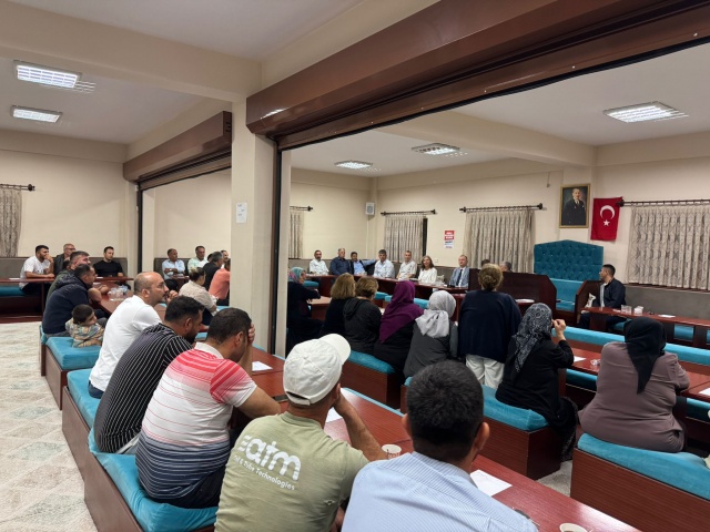 Toplantıda konuşan Yunusemre Belediye Başkanı Semih Balaban ise, mahalle meclislerini önemsediklerini söyledi. Başkan Balaban, “Halkımız ile buluşup sorunların çözümü noktasında çalışmalarda bulunuyoruz. Daha önce de birçok kez bir araya geldiğimiz Atatürk Mahallesi sakinleri ile yeniden buluştuk.