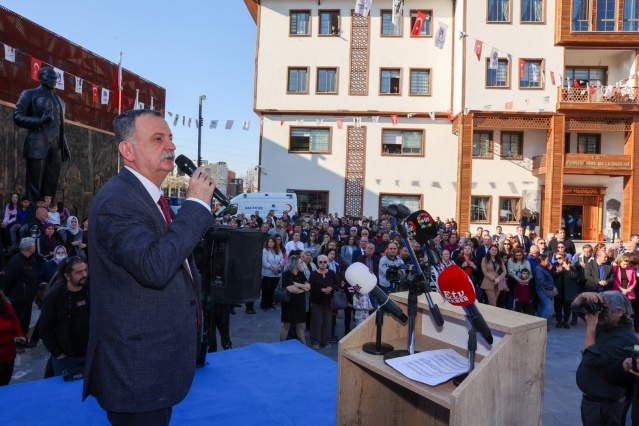 Ramazan'ın manevi ortamını yaşatacak olan Ramazan Şenliği, Yunusemre Belediyesi tarafından 100. Yıl Meydanı'nda açıldı. Açılış etkinliğine Yunusemre Belediye Başkanı Semih Balaban, eşi Serap Balaban, CHP Yunusemre İlçe Başkanı Av. Mehmet Arslan, CHP İl Kadın Kolları Başkanı Gülbahar Tahmilci, başkan yardımcıları, belediye meclis üyeleri, daire müdürleri, muhtarlar ve çok sayıda vatandaş katılım sağladı. Etkinlikler, halk oyunları gösterileri ile başladı. Belediye Başkan Yardımcısı Hakan Gürtunca ise yaptığı konuşmasında, "Şenlik alanımızda stantlar var. Yeni haftadan itibaren büyük markaların indirimli ürünleri satışa çıkarılacak. Ayrıca, meydanda Ramazan ayı süresince halk oyunları, gösteriler ve çeşitli etkinlikler gerçekleştirilecek." dedi.