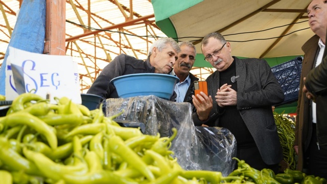Laleli Pazaryeri esnafımızın daha önceki ziyaretimizde bizden sundurma talebi vardı. Yağışlı havalarda hem esnafımız hem de halkımız zor anlar yaşıyordu. Biz de hızla harekete geçerek bu isteği yerine getirdik. Yunusemre’de yaşayan 270 bin halkımızın her biri bizim için değerlidir. Ekiplerimize hızlı çalışmalarından dolayı teşekkür ediyorum. Şimdiye kadar olduğu gibi bundan sonra da pazarcılar odamız, esnafımız ve halkımız ile el ele halkımızın daha konforlu pazaryerlerinde alışverişlerini yapmaları için elimizden geleni yapacağız.” Pazar esnafı da yıllardır yaşadıkları sundurma sorunun kısa bir süre içerisinde çözen Yunusemre Belediye Başkanı Semih Balaban’a teşekkür etti.