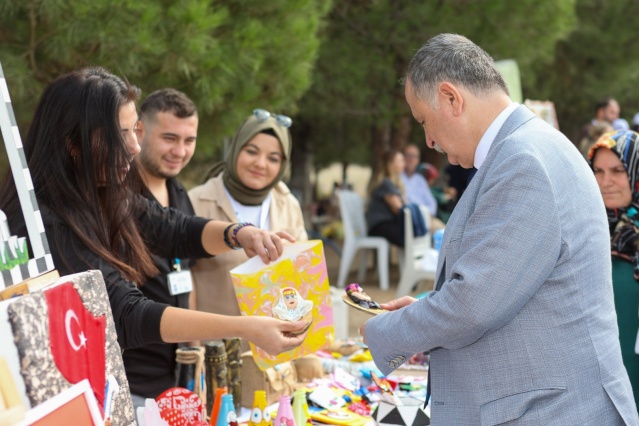 YUNTDAĞI’NDA YAPTIKLARI HİZMETLERİ ANLATTI 

“Yuntdağı’nın kültürel dokusuna uygun, bölgenin değerleri ile örtüşen, değerlere saygı gösteren bir anlayışla Yuntdağı’nı geliştirmeye, ilerletmeye çalışıyoruz” diyen Yunusemre Belediye Başkanı Semih Balaban ise bölgeyi geliştirmek için var güçleri ile çalıştıklarını söyledi. Başkan Balaban açılışta yaptığı konuşmada, “Yuntdağı’na özel bir önem veriyoruz. Bizden önce bu hizmetleri yapan belediye başkanına teşekkür ederim.