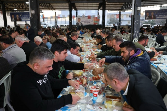 Manisa Büyükşehir Belediye Başkanı Ferdi Zeyrek ise, "Ramazan ayının ruhunu hep birlikte iftar sofralarımızda yaşamak, dayanışmayı ve sevgiyi paylaşmanın mutluluğunu yaşıyoruz. Vatandaşlarımızın yanında olmaya her zaman devam edeceğiz" diye konuştu.