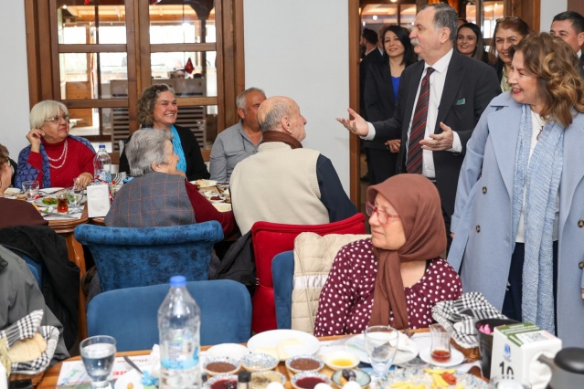 SEVGİ GÜNLERE SIĞMAZ

 

Kahvaltıda konuşan Başkan Balaban, bugünün yalnızca sembolik bir gün olduğuna dikkat çekerek, “Sevgi 14 Şubatlara sığmayan her gün yaşanan bir semboldür bizler için. Sevgiyi o kadar güzel sarmalamışsınız ki 40 yıl su gibi akıp gitmiş. 14 Şubat Sevgililer Gününüz kutlu olsun. Burada sizlerle olmaktan mutluluk duyuyorum. Misafirlerimiz arasında 64 yıldır evli olan bir büyüğüme rastladım. Benim yaşımdan büyük evli olan bu çift beni çok duygulandırdı. Güzel birlikteliğinizi bu kadar uzun süre sürdürdüğünüz için önünüzde saygıyla eğiliyorum” dedi.