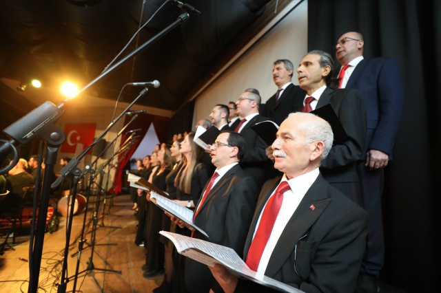 YUNUSEMRE’DEN MUHTEŞEM TÜRKÜ ŞÖLENİ
Yunusemre Belediyesi’nin kültür ve sanat etkinlikleri kapsamında düzenlenen Türk Halk Müziği Korosu Konseri, izleyicilere unutulmaz bir gece yaşattı. Birbirinden güzel türkülerin yankılandığı konser, yoğun ilgi gördü.