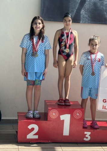 2013 yaş grubunda ise Bade Altınmakas 50 m kelebekte birinci, 100 m serbestte, 50 m serbestte ve 200 m karışıkta ikinci, Meryem Sare Koldaş 200 m ve 50 m serbestte ikinci, 100 m serbestte üçüncü, Zeynep Uygun 50 m ve 100 m kurbağalamada üçüncü, Eren Ülgen 50 m kelebekte, 200 ve 50 m serbestte birinci olmayı başardı.