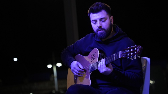 Yunusemre Belediyesi 100. Yıl Meydanı'nda kurulan Yeni Yıl Çarşısı’nda, düzenlenen kültür-sanat etkinlikleri tüm hızıyla devam ediyor. 29 Aralık'a kadar açık olacak çarşıda düzenlenen etkinlikler kapsamında Grup Levano sahne aldı.